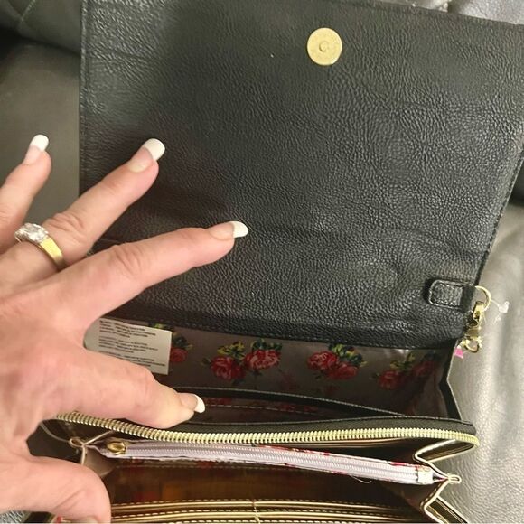 NWT Betsey Johnson black white XOXO LOVE KISS Crossbody shoulder accordion bag - Picture 7 of 11